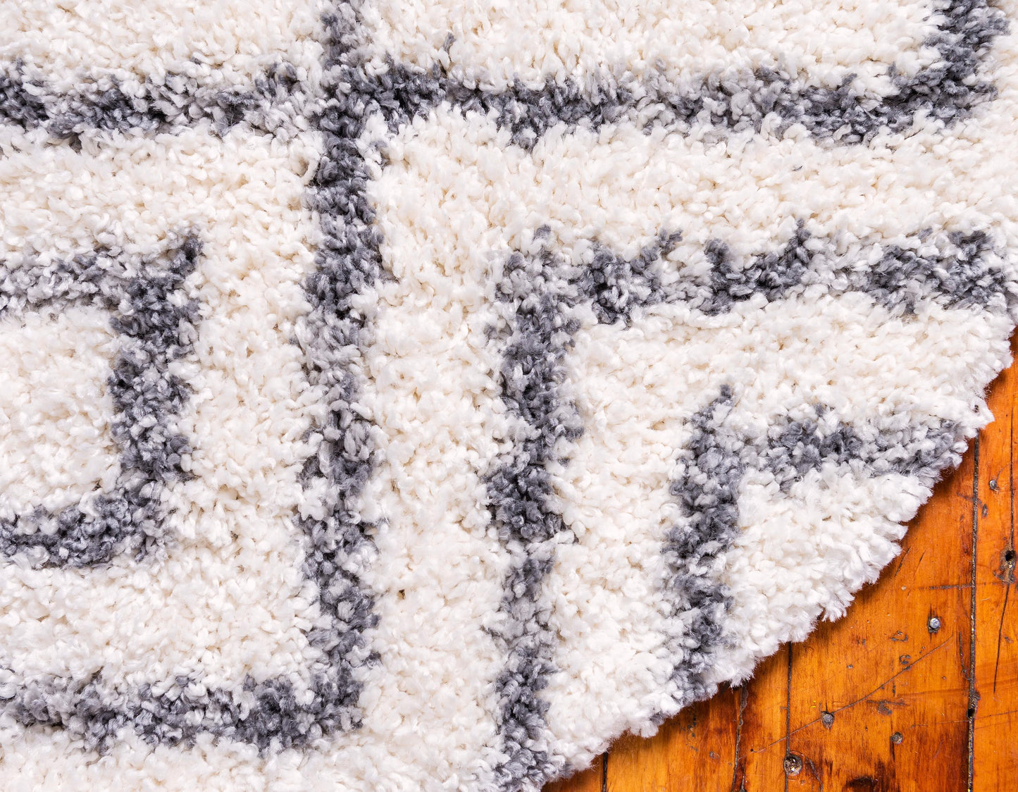 Area Rug – Diamond Pattern Shaggy